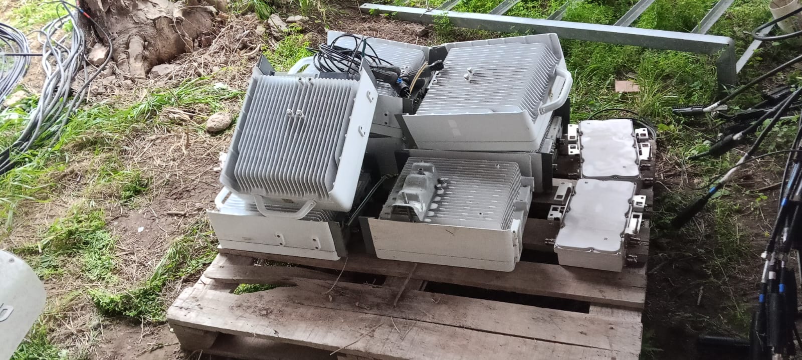 Desmonte de infraestructura de telecomunicaciones en torre autosoportada