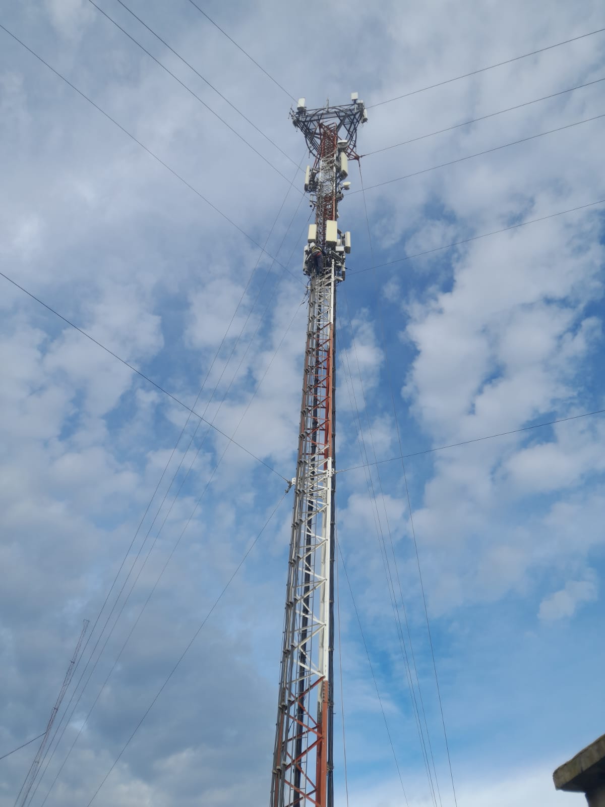 Desmonte de infraestructura de telecomunicaciones en torre autosoportada